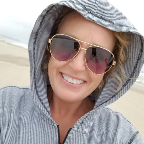 Meet your Posher, Jenn - Picture 1 of 4